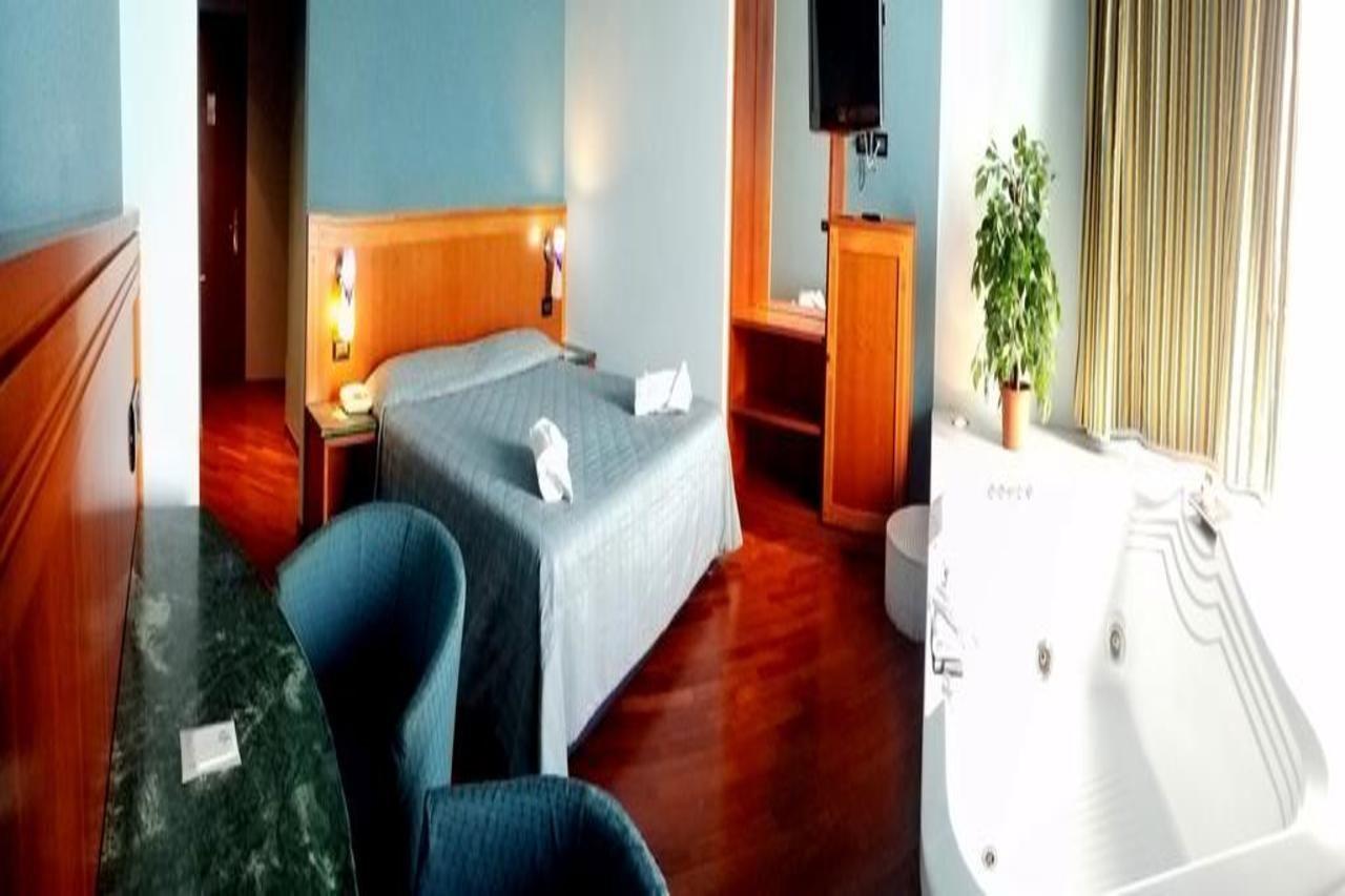 Hotel Michelangelo Palace & Spa แตร์นี ภายนอก รูปภาพ