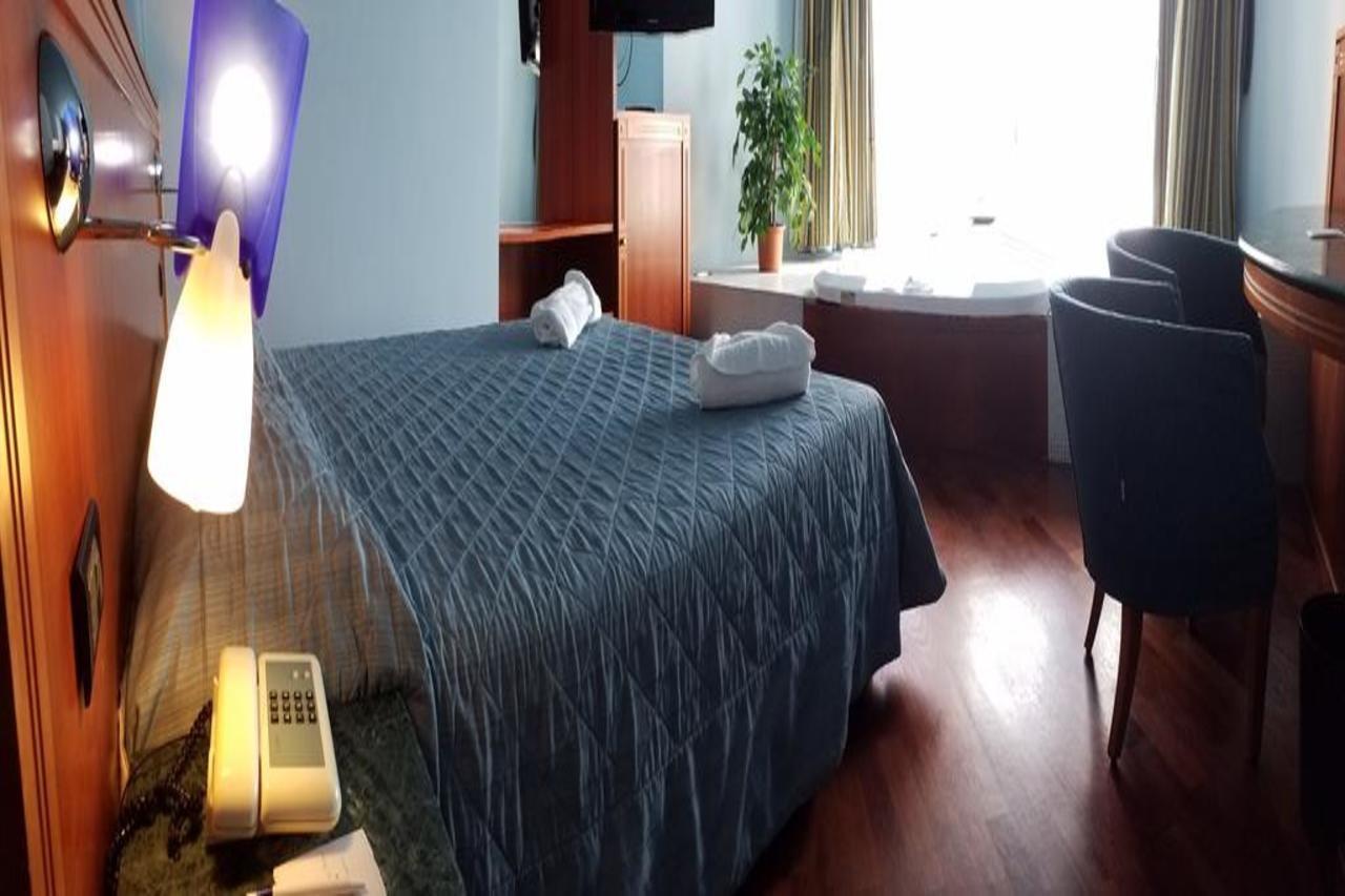 Hotel Michelangelo Palace & Spa แตร์นี ภายนอก รูปภาพ