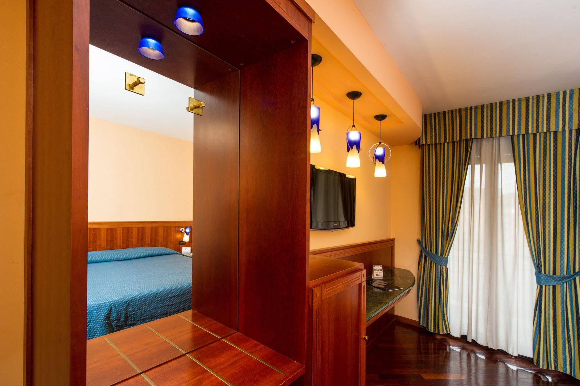 Hotel Michelangelo Palace & Spa แตร์นี ภายนอก รูปภาพ