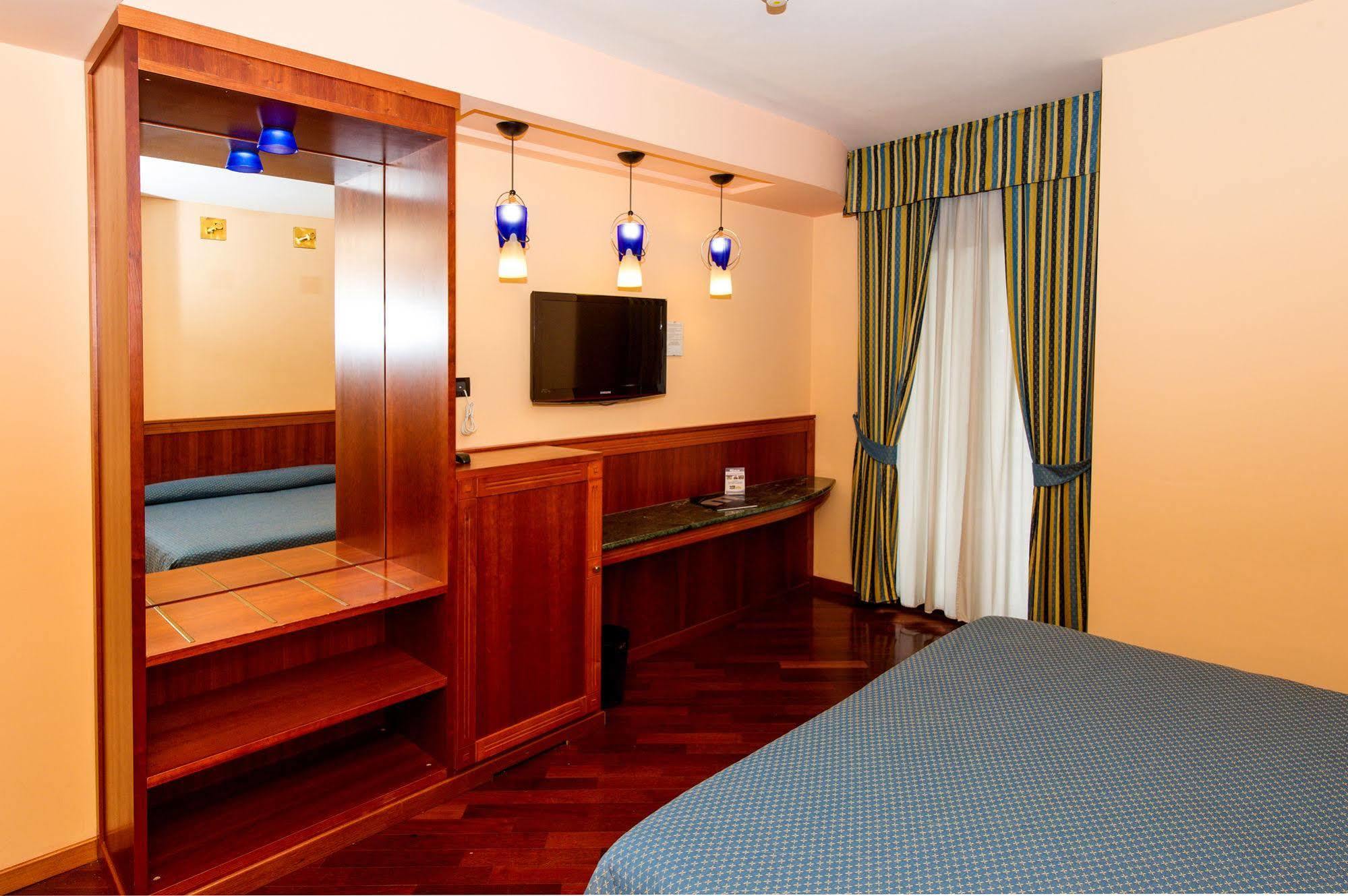Hotel Michelangelo Palace & Spa แตร์นี ภายนอก รูปภาพ